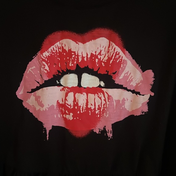 Torrid Black Heart Lips Babydoll Tee Size 3 - Picture 3 of 10